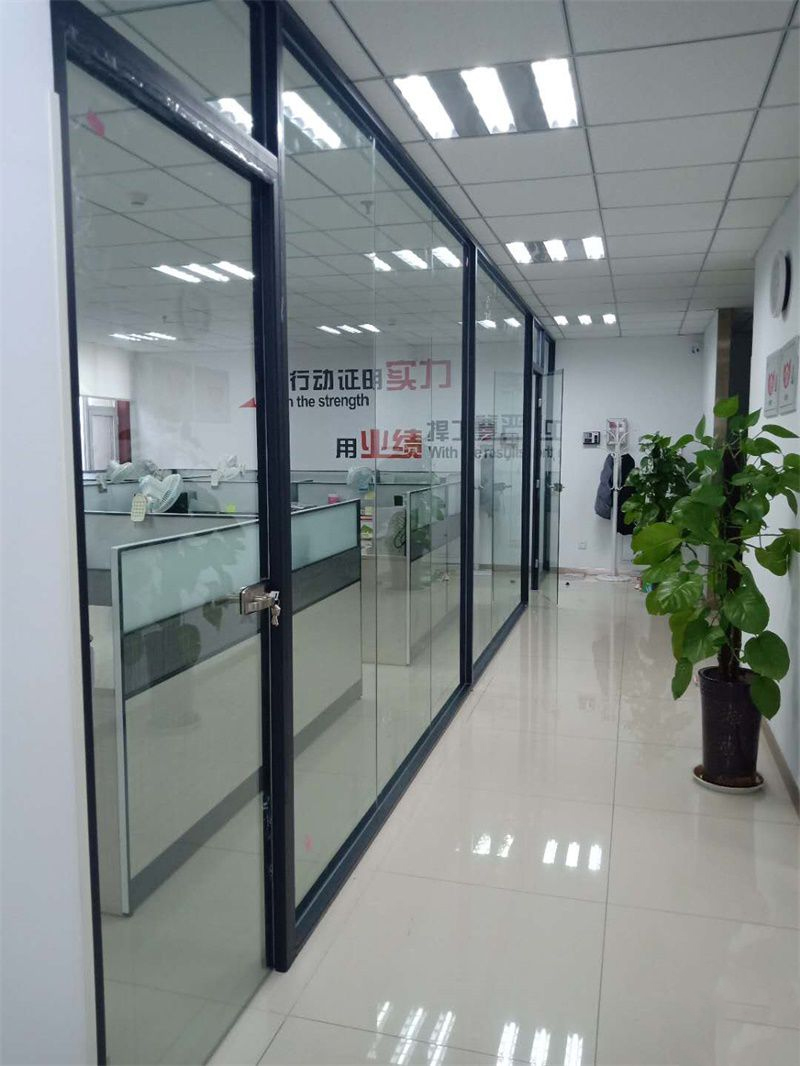 辦公室玻璃隔斷使用壽命會(huì)受什么影響？